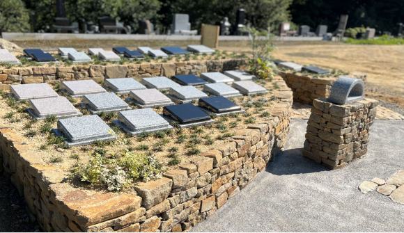 宮城蔵王霊園語らいの丘　樹木葬、中央区画。霊園の中央に位置し、暖かな陽ざしと雄大な自然を感じられる区画。